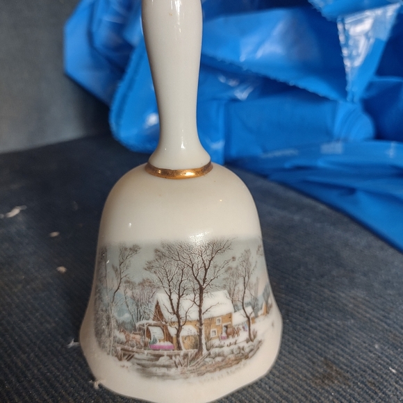 Vintage Avon 1978 bell - Picture 1 of 5